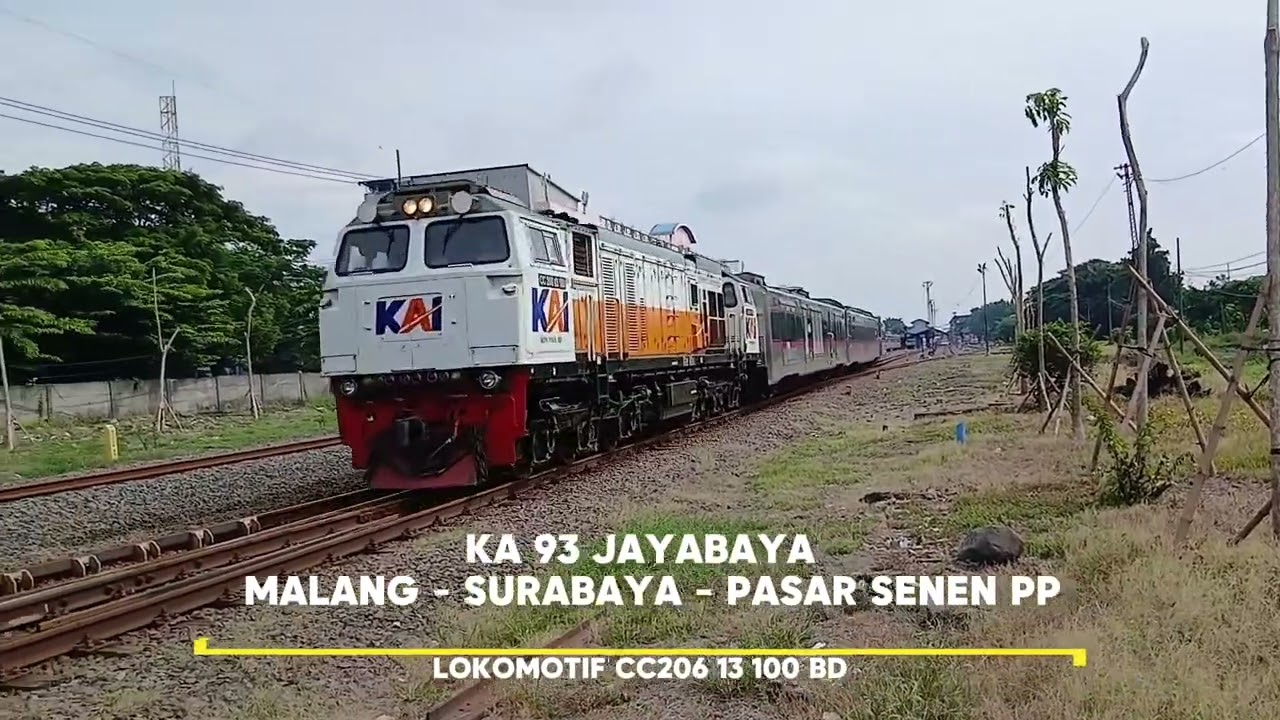 Kumpulan kereta api ngebut dan berjalan langsung di stasiun wonokromo di pjl 1