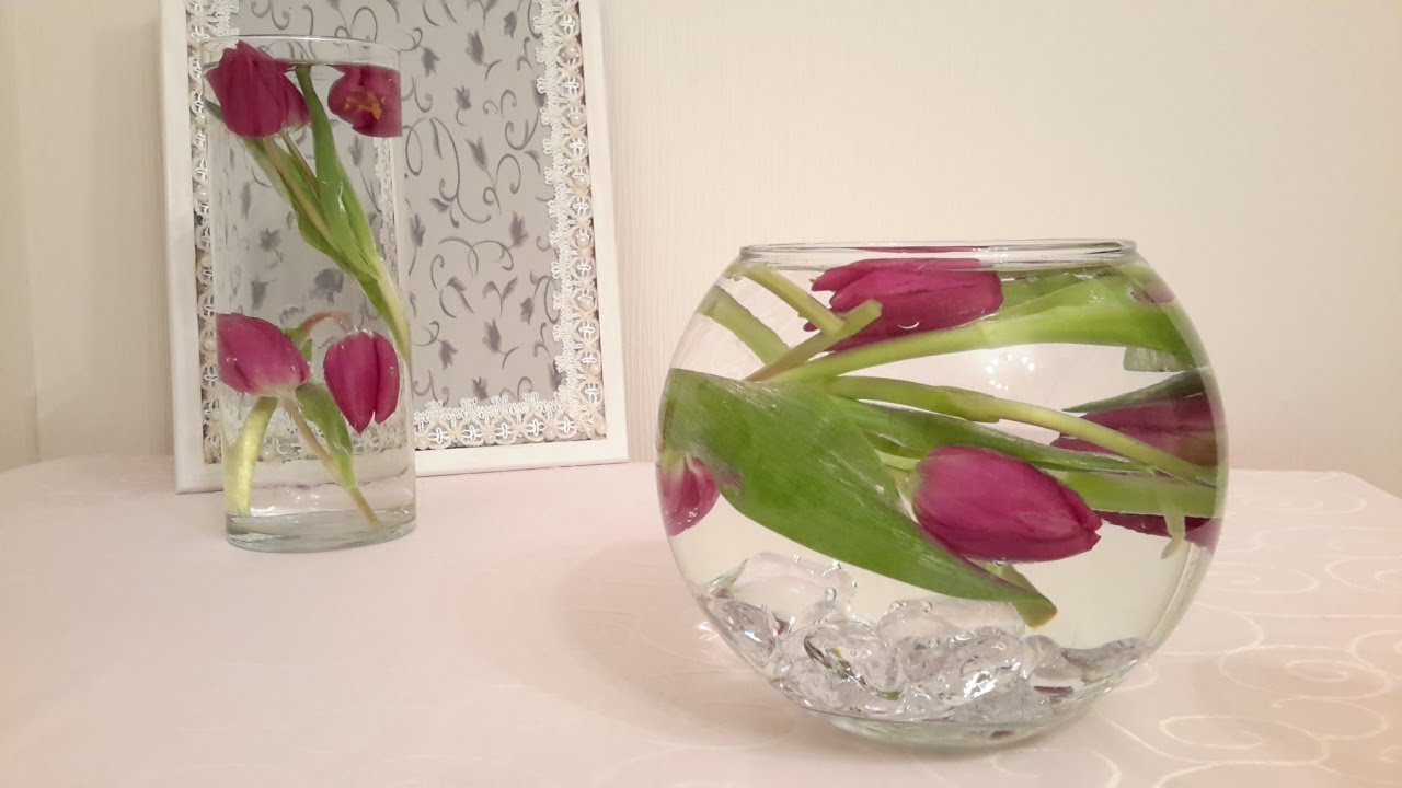Как часто менять воду тюльпанам в вазе. Цветы в глицерине. Цветы в круглой вазе. Живые цветы в глицерине. Тюльпаны в круглой стеклянной вазе.