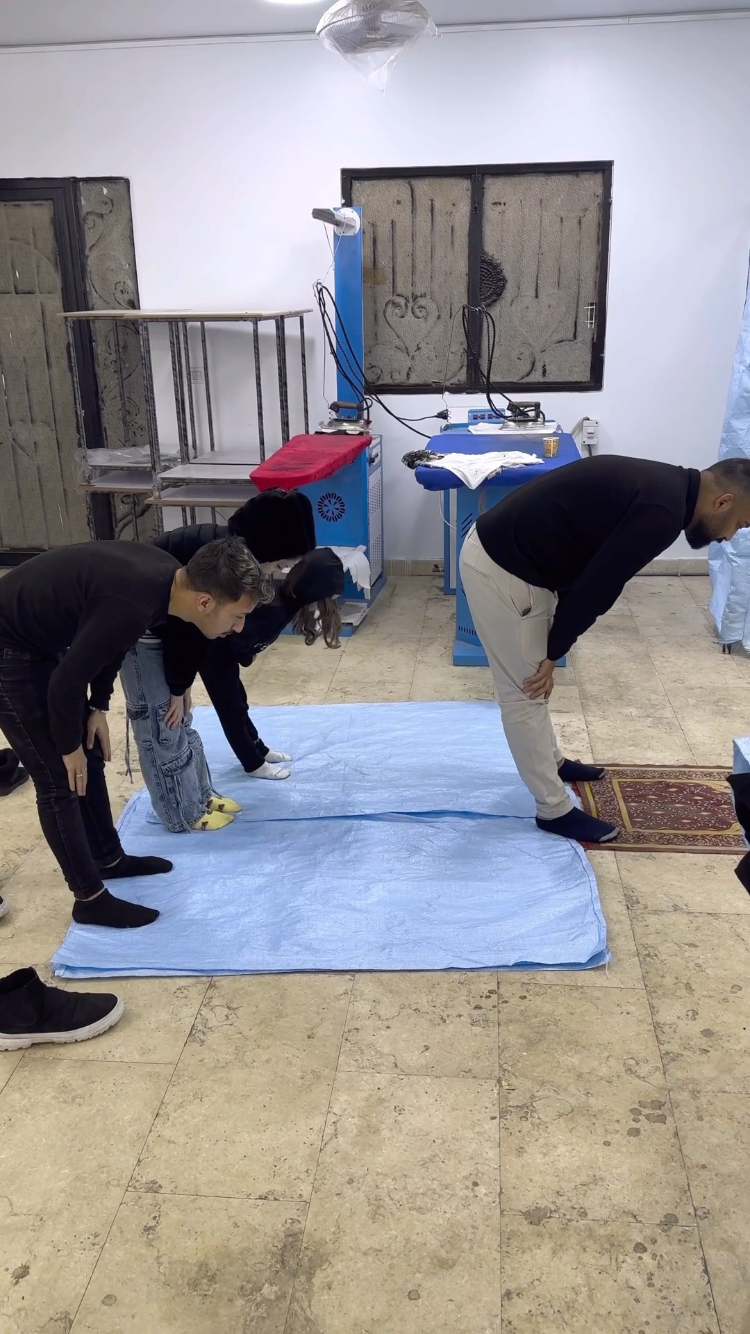 المعلم فرح لهم
