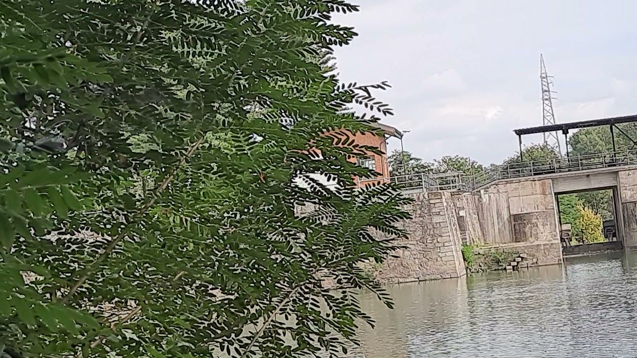 В Кивассо(Chivasso) практически в центре соединяются три "канала"- реки!Я стою там и это все- СТЕНЫ!