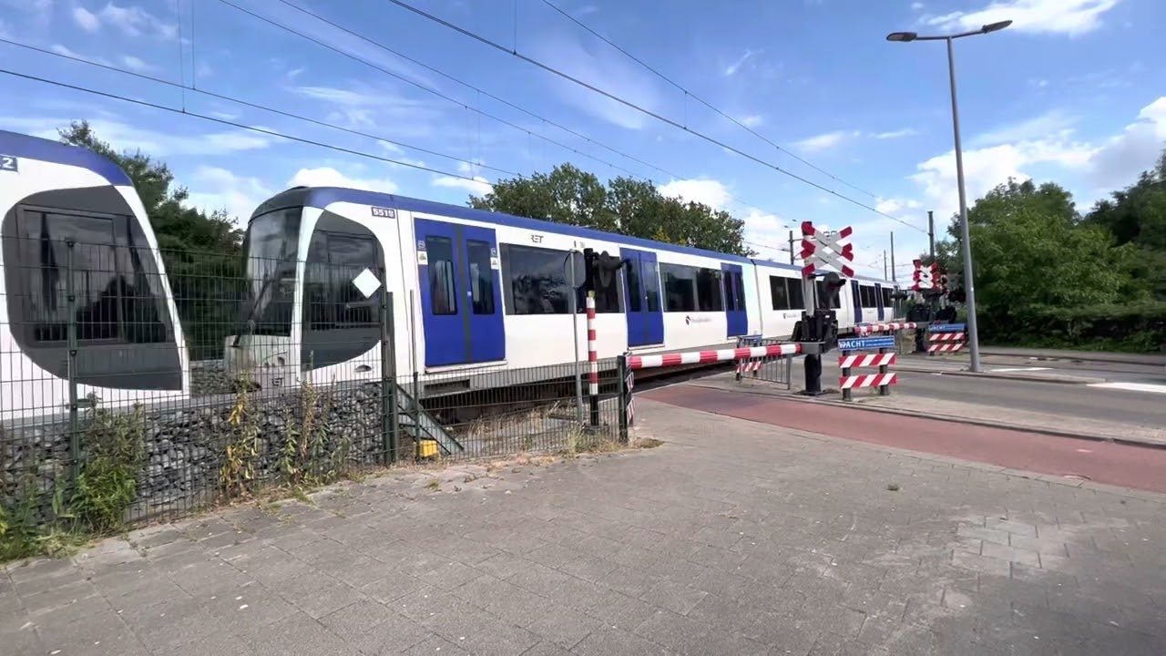 Kleiweg metro Rotterdam overweg (level crossing)