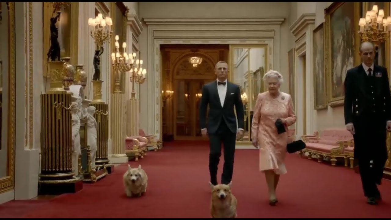 Queen Elizabeth feat. James Bond😱