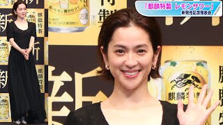 中村アン、透け感ワンピで大人可愛く　オールバックで甘辛に