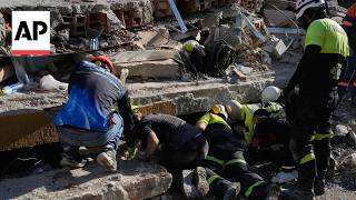Rescuers in Colombia race to free people trapped by earthquake