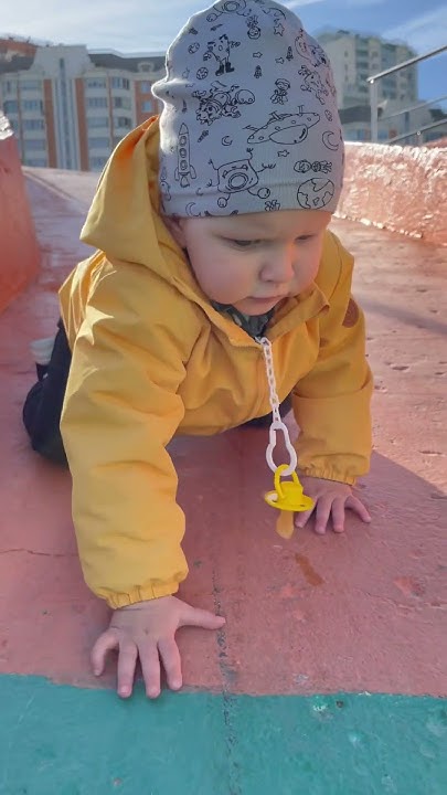 Малыш нашел интересное решение спуститься с большой горы #baby #дети # ...