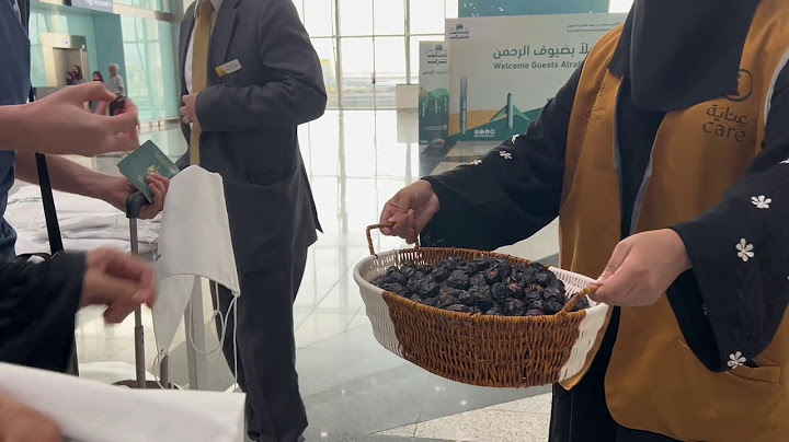 دموع الفرح تملأ الحجاج المصريين أثناء وصولهم إلى مطار المدينة المنورة