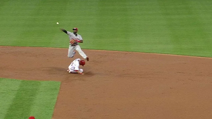 CIN@PHI: Reds end the 1st with a slick double play