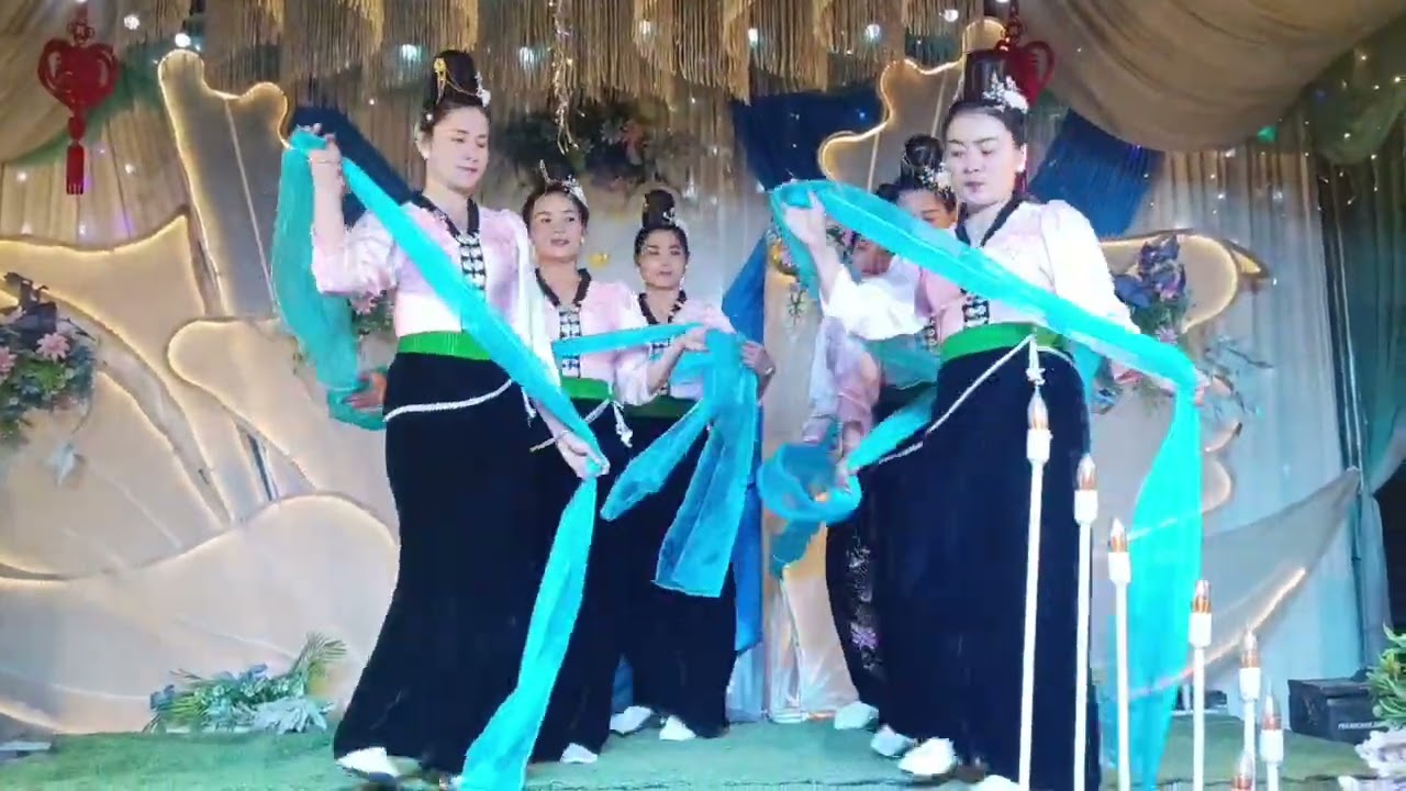 Đội múa gia đình múa mừng tân nhà 