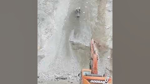 xem mà toát mồ hôi /máy xúc trượt rốc từ đỉnh núi  | hieu excavator