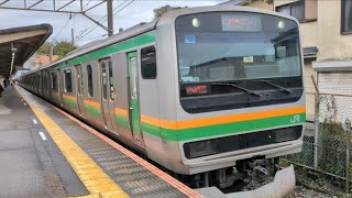 E231系1000番台U-585編成が東海道線普通熱海行きとして大磯駅1番線を発車するシーン（2025.10.26.10:46）