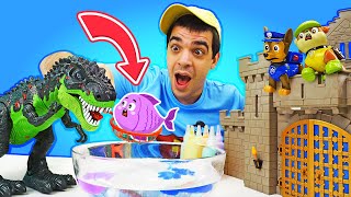 Il dinosauro vuole mangiare i giocattoli Paw Patrol! Giochi per bambini nel castello incantato