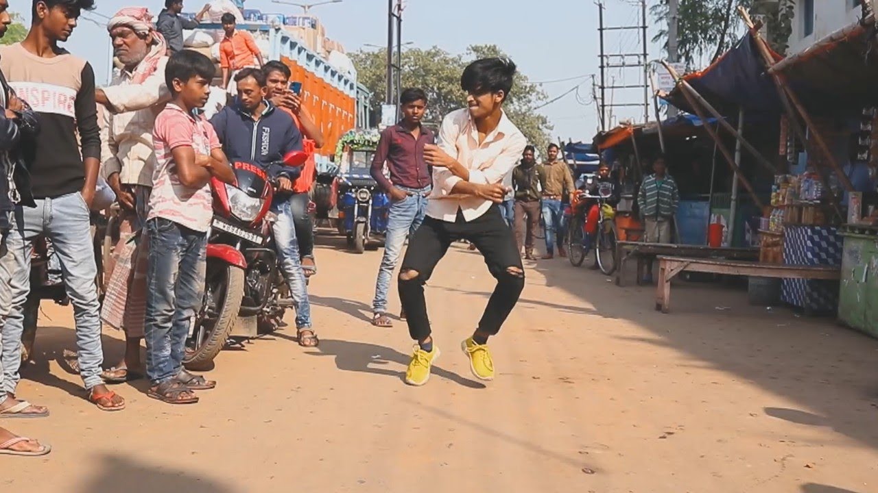 Bina tel ke jalebi Lalten ke Dance in public place | Raj sk | Gunjan Singh | Altamas sk | bojhpuri
