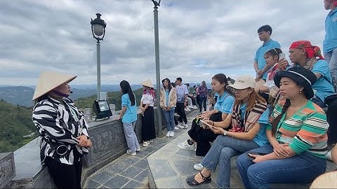 Hướng dẫn viên tại điểm thuyết minh về cột cờ Lũng Cú - Hà Giang