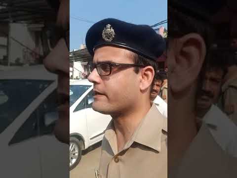 फरेंदा HDFC बैंक में हुई लूट का बाइट देते पुलिस अधीक्षक महराजगंज एसपी रोहित सिंह साजवान