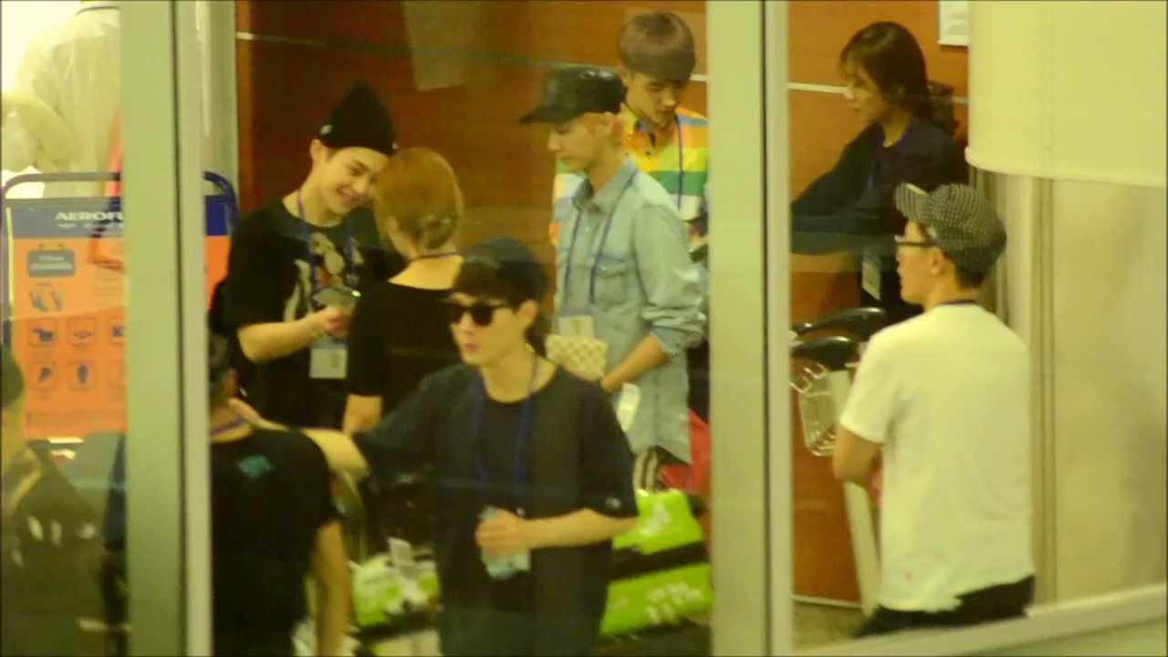 130715 Luhan dances at Moscow airport