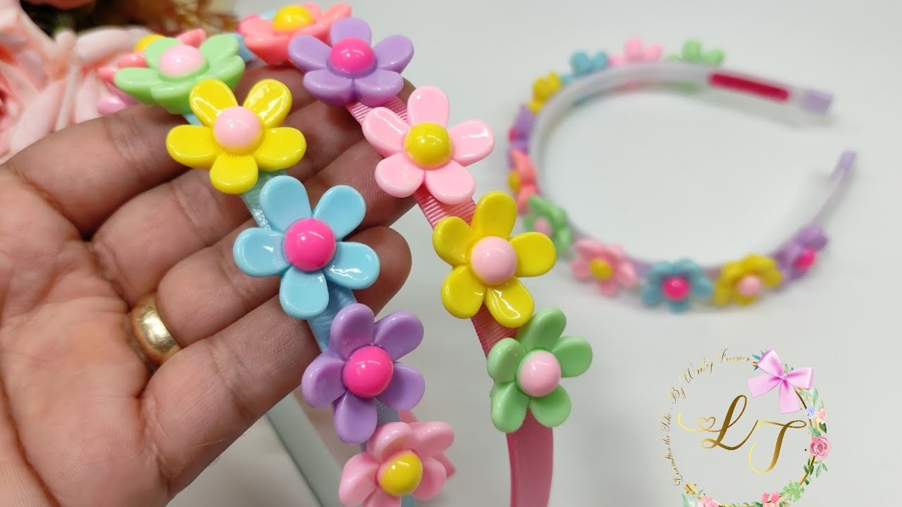 Tiara com florzinhas de resina. Dica de como encapar tiara com fita dupla face.