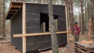 ที่หลบภัยเล็ก ๆ น้อย ๆ ในที่ห่างไกล สร้างหน้าต่าง สร้างอาคารเดี่ยวในป่า