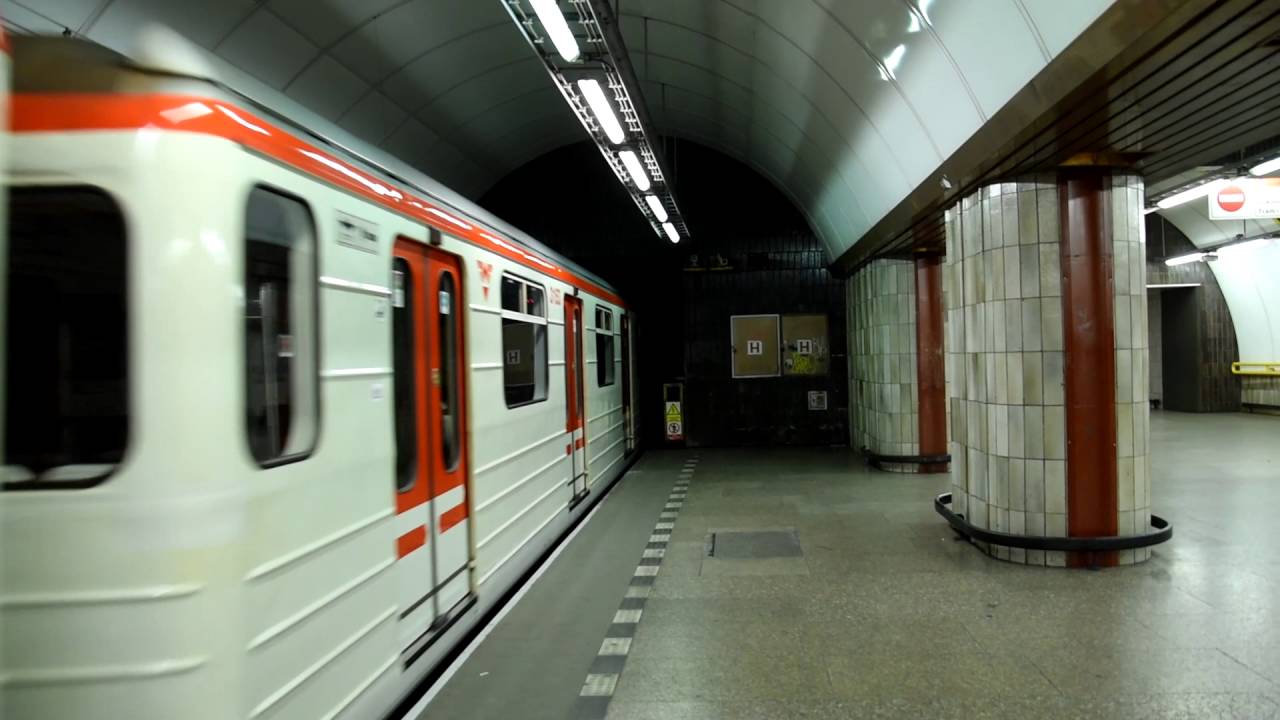 Prvomájový průjezd sanitky přes stanici Florenc