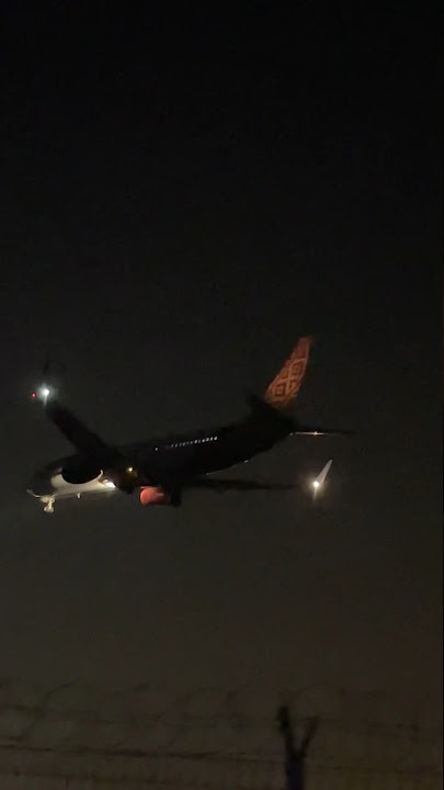 Batik Air Malaysia landing malam hari datang dari Kuala Lumpur