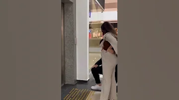 زوج يجلس زوجته الحامل على ركبته 