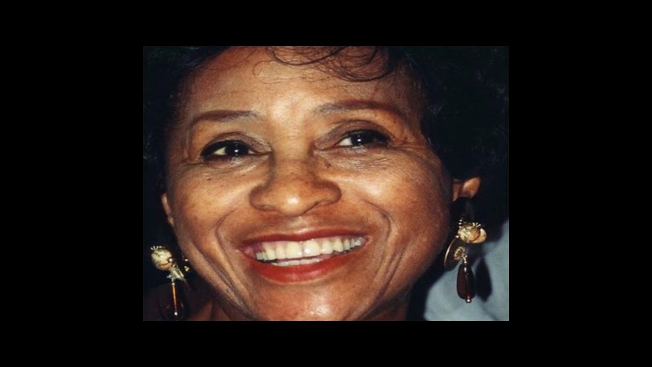 marla-gibbs-continued-to-work-as-a-flight-attendant-for-two-years-after