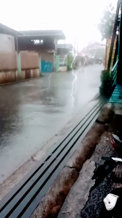 MENGERIKAN Suara Hujan angin & Gemuruh Petir Menyambar  jalan