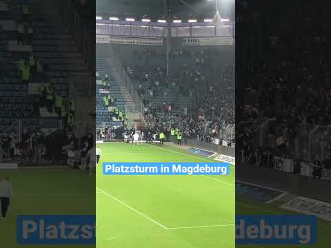 19.08.2022 1. FC Magdeburg vs. Hannover 96 Platzsturm Hooligan fight Ultras Randale