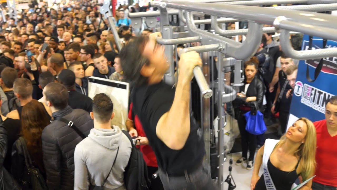 Frédéric Delavier remporte un concours de tractions avec 44 répétitions (salon bodyfitness 2015)