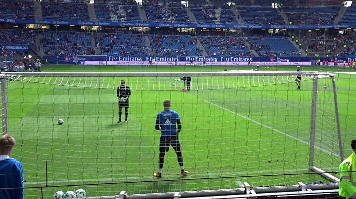 Christian Mathenia beim Aufwrmen. HSV gegen Augsburg