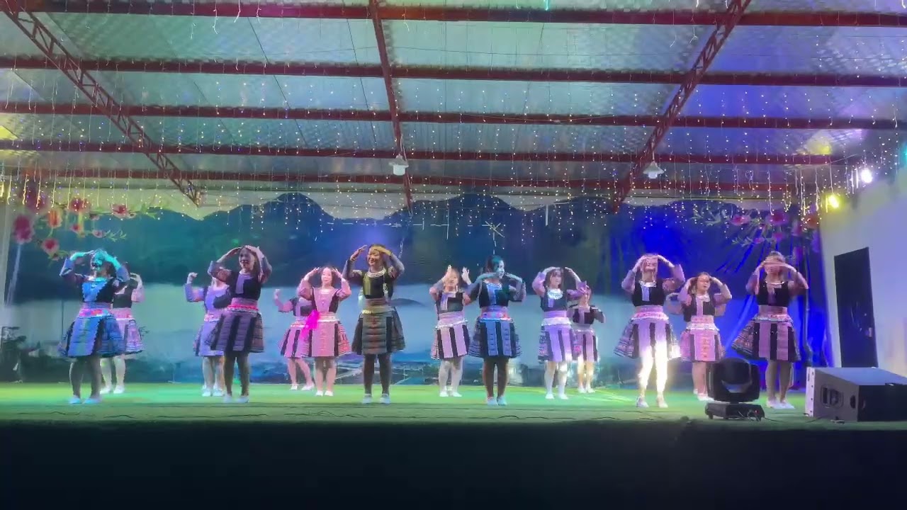 Đi Giữa Trời Rự Rỡ