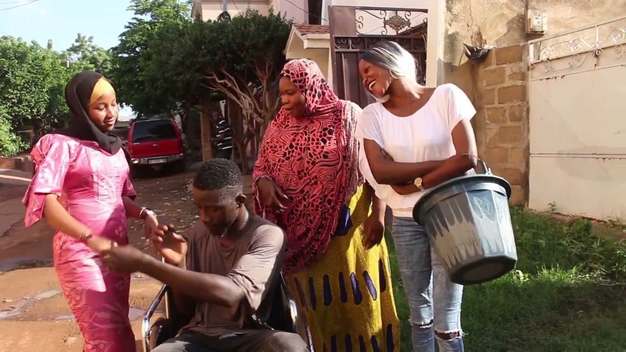 Il se fait passer pour handicapé pour trouver la femme de sa vie#like #love#film #movie #couple #fun