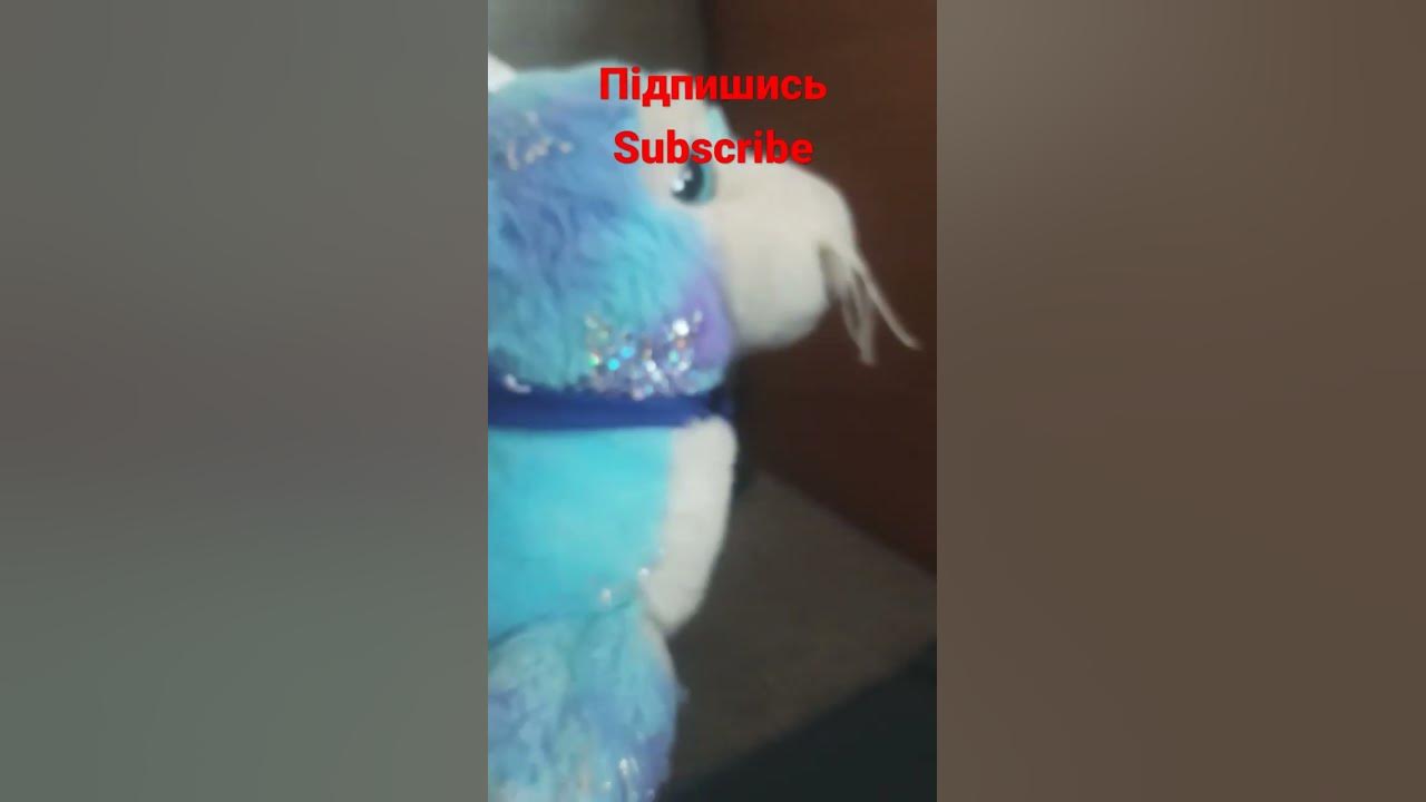 усик танцює