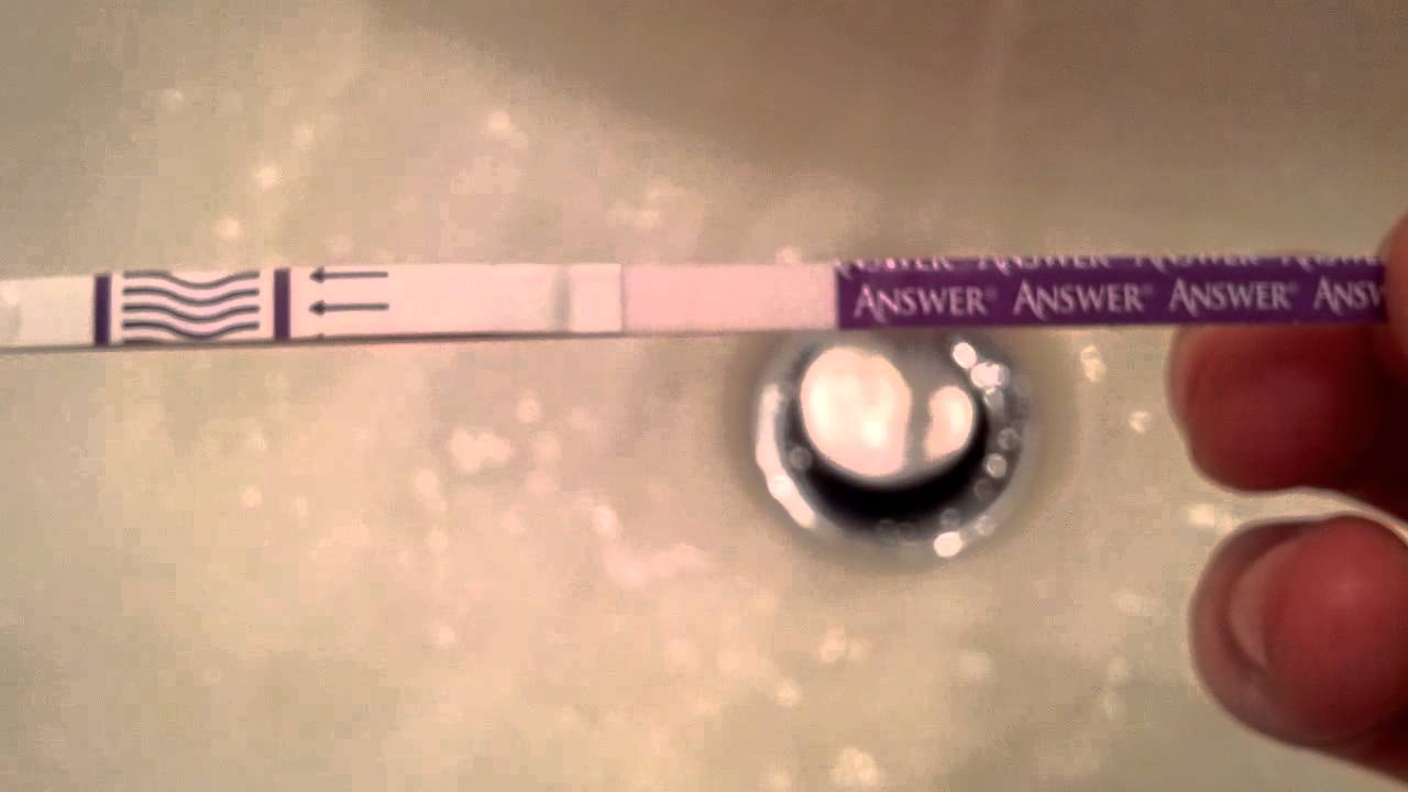 Тест на беременность в туалете. Тест на беременность ПРАНК. Положительный тест на беременность. Тест на беременность две полоски. Тест на беременность фото.