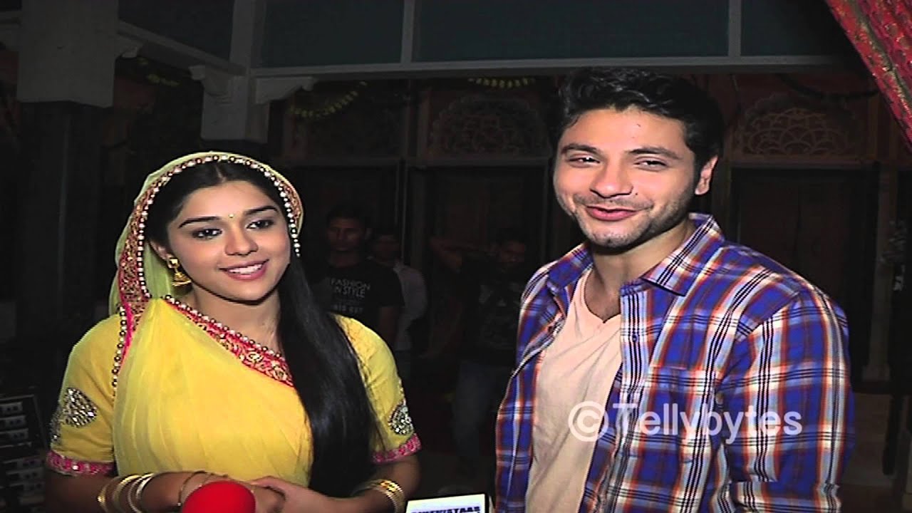 Viplav saves Dhaani from fire in Ishq Ka Rang Safed