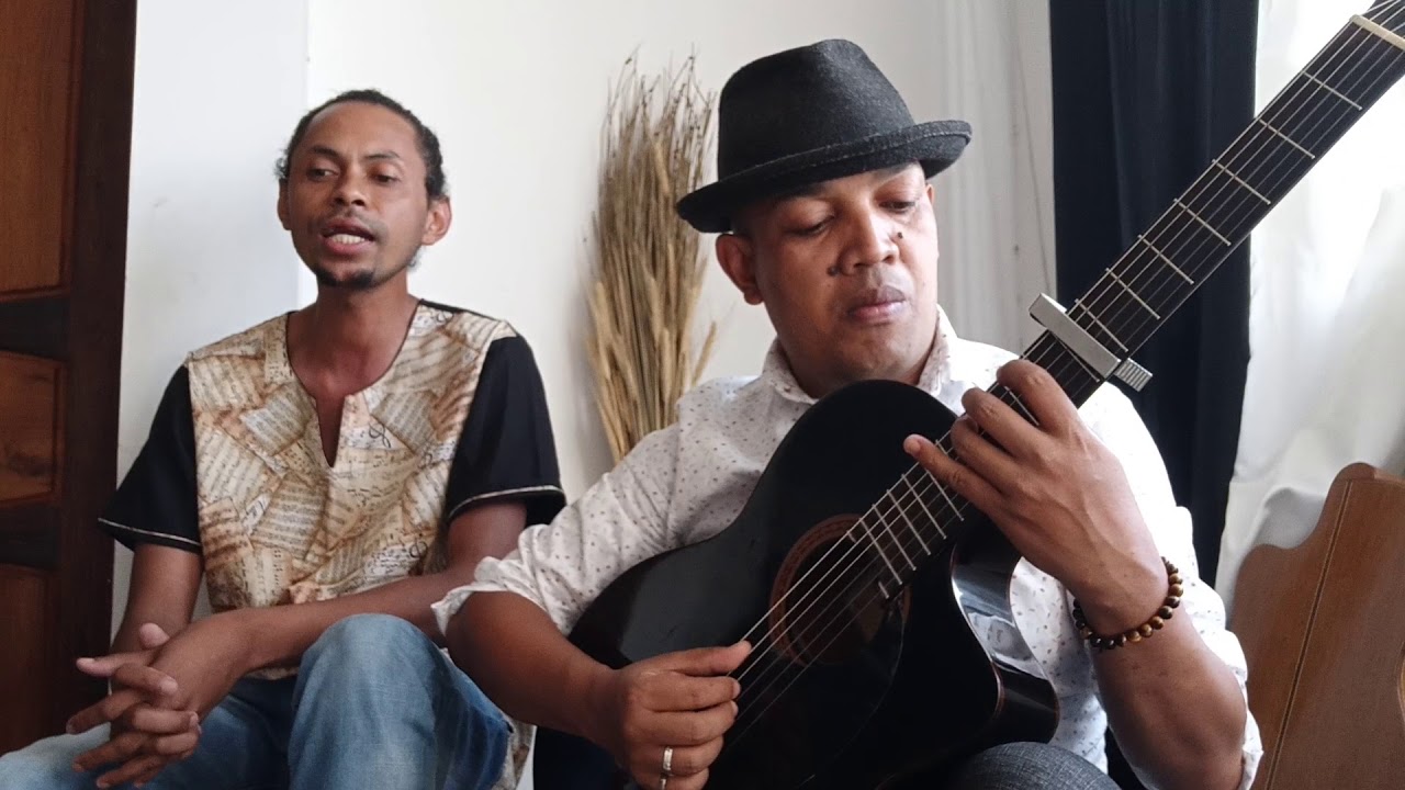 AMBARAMBARAO (A/C : NAKA RABEMANANTSOA ) by LIK JOS & MBOLA TALENTA