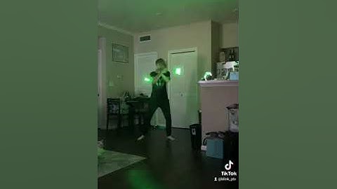 Glowstringing Session #glowsticking #glowstringing #glowsticks #stringing #poi