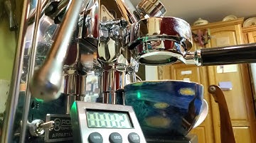 Improving my tamping skills on the Rocket Appartamento bottomless portafilter, waiting for Ceado E6P