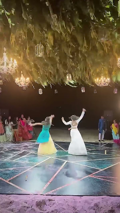 Kamariya | WEDDING DANCE by Eshani and Shivani | Garba x Shuffle | LEARN this on DesiFuze.Com