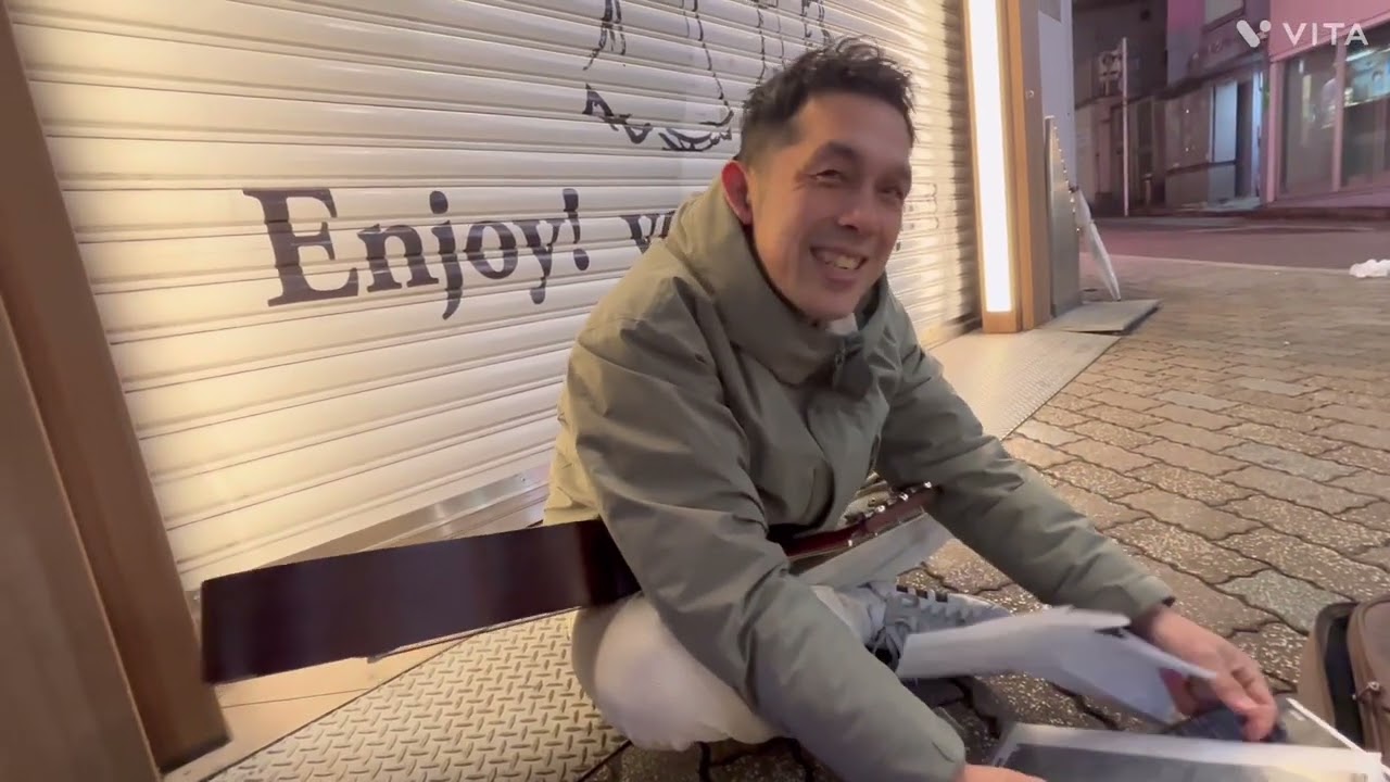 渋谷の路上で歌う男！その名はマコトくん