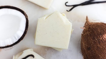 Creamy & luxurious coconut milk & vanilla bean soap🥥  Homemade recipe