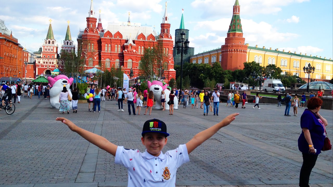 Почему нельзя на красной площади. Нулевая точка в Москве на красной площади. 0 Километр в Москве на красной площади. Красная площадь для детей. Красивый ракурс на красной площади.