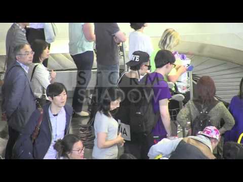 crazy-fans-at-k-pop-singer-taeyang-airport-arrival-in-paris