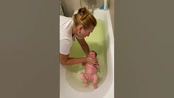Вода  попадает в ушки грудничку- это опасно?