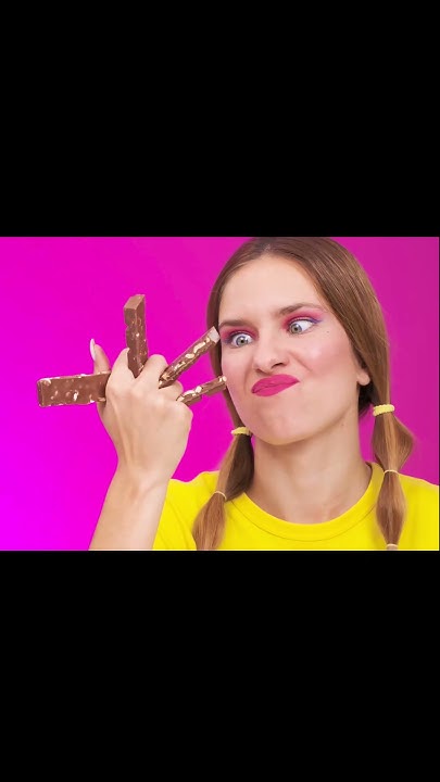 Девочка ест шоколад. - YouTube