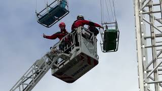 Brandweer bevrijdt vier jongeren die op 20 meter hoogte vastzitten op attractie van Brugse Meifoor