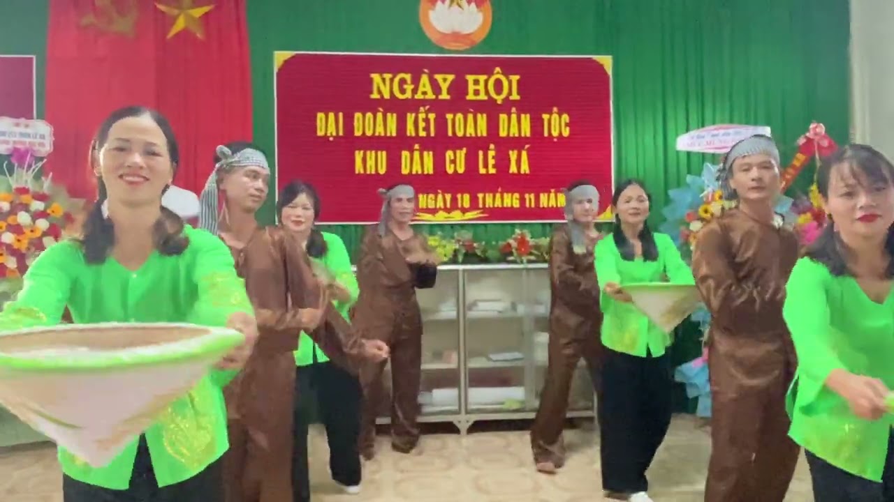 Văn nghệ Chi hội Nông dân chào mừng 18/11