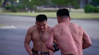 شاهد: جنود كوريا الشمالية يستعرضون أمام زعيمهم قوتهم البدنية والقتالية