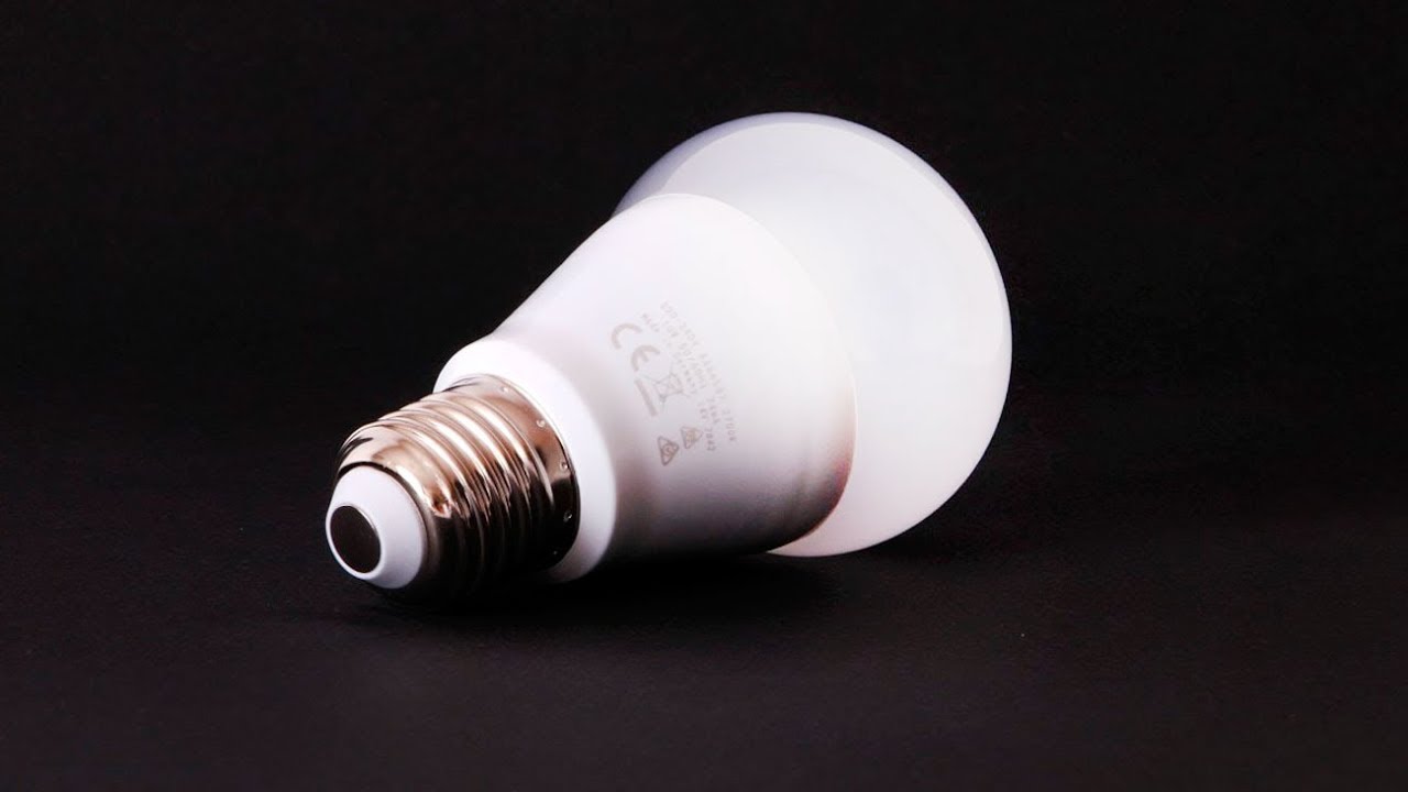 La Bombilla LED E27 RGB 5W es la opción perfecta si deseamos una bombilla  que nos permita variar la luz