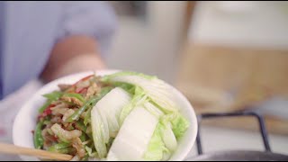 在家做青椒肉丝炒白菜，一荤一素真踏实