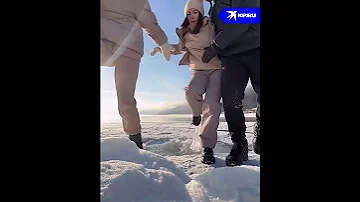 Молодежь чуть не провалилась под лед во время фотосессии на Байкале